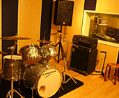 スタジオの設備、ドラムセット、アンプ、スピーカー