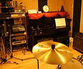 スタジオの設備、アップライトピアノ